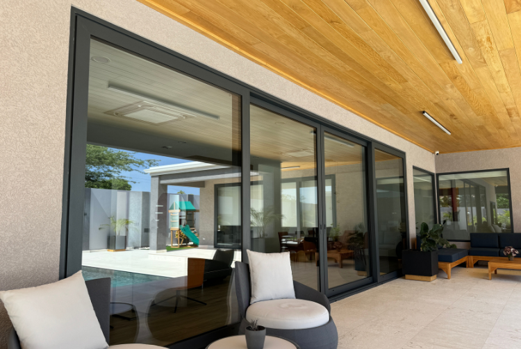Project in de schijnwerpers: luxe schuifpuien & kozijnen voor villa op Aruba